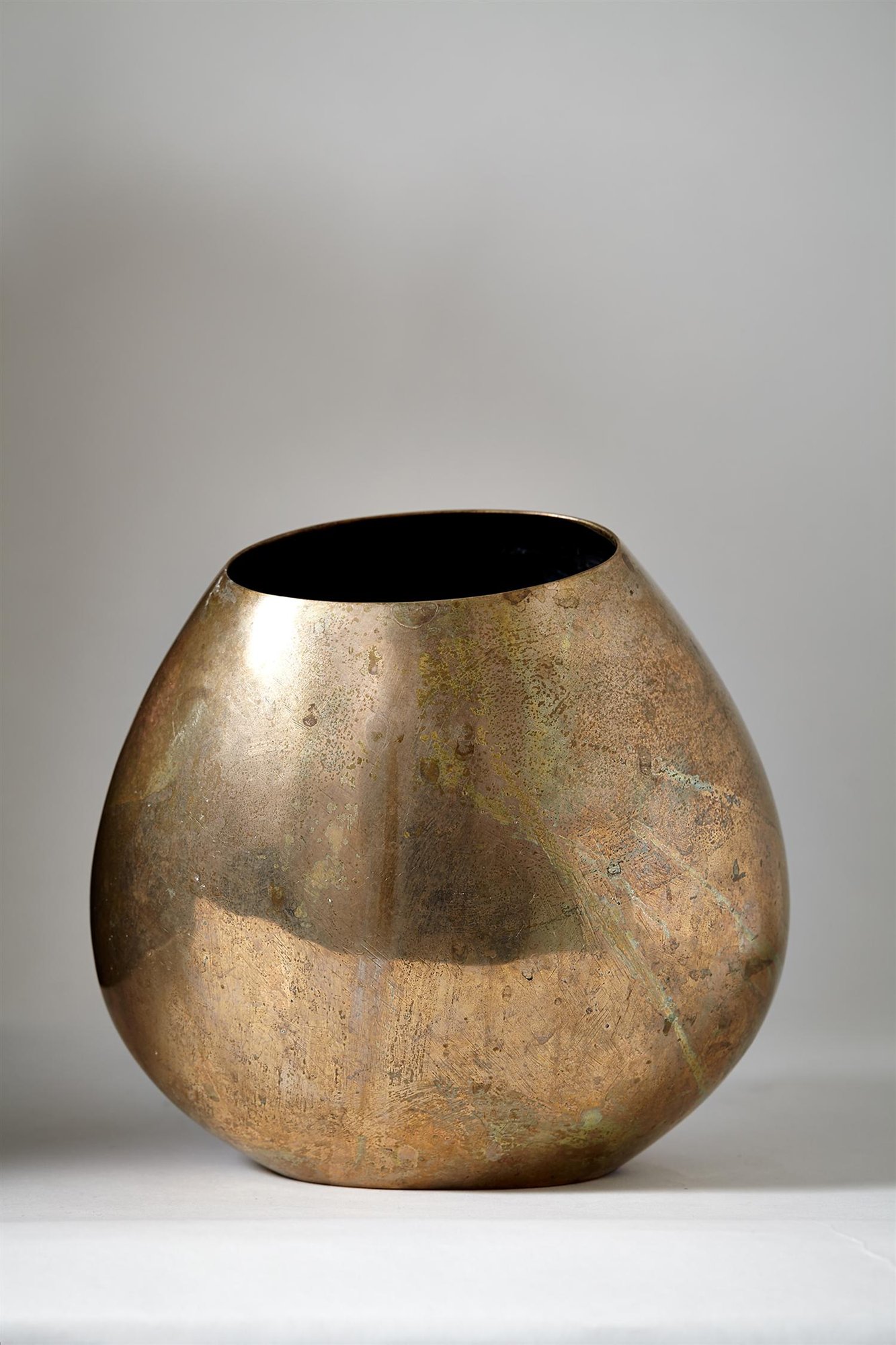 Vase/sculpture, designed by Bente Hansen, Denmark. 2000. — Modernity