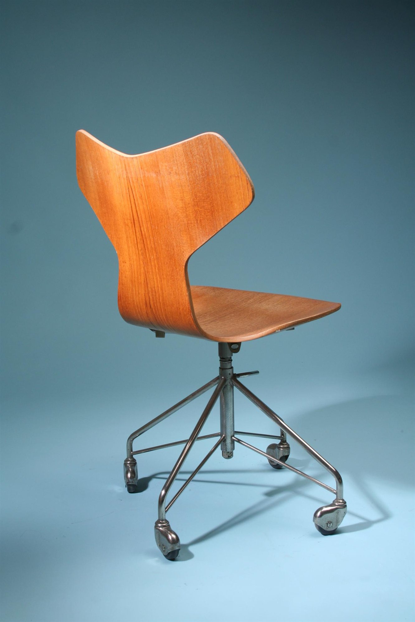 Office chair, Grand Prix. Designed by Arne Jacobsen for Fritz Hansen — Modernity