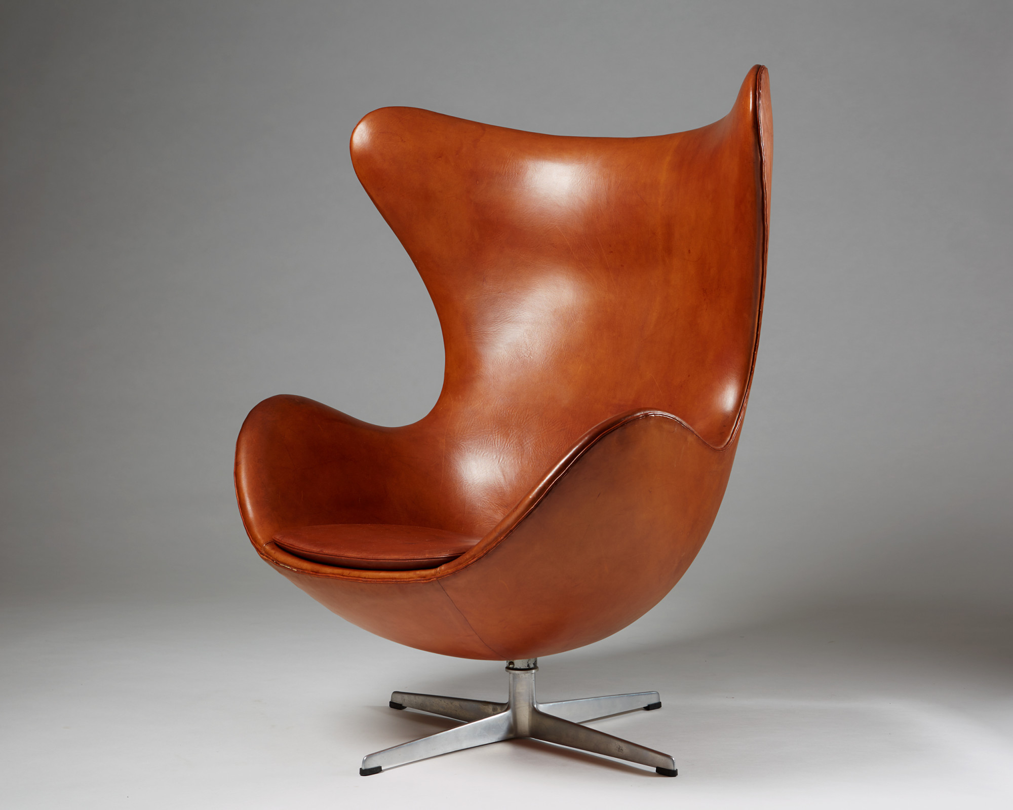 Armchair, the Egg, designed by Arne Jacobsen for Fritz Hansen, — Modernity