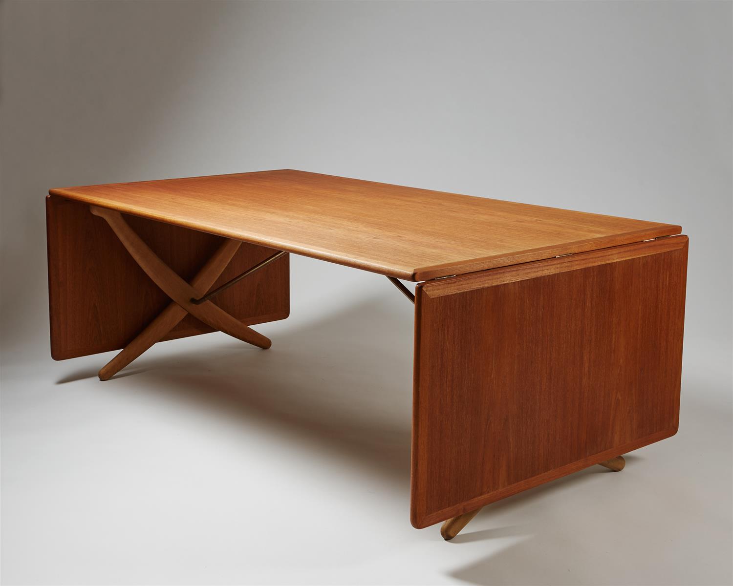Dining table "Sabre leg" designed by Hans Wegner for Andreas Tuck