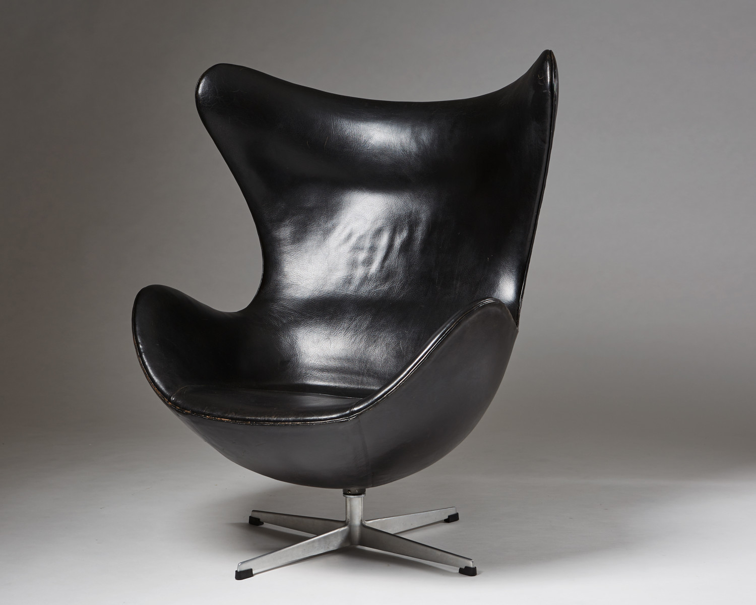 Armchair "Egg chair" designed by Arne Jacobsen for Fritz — Modernity