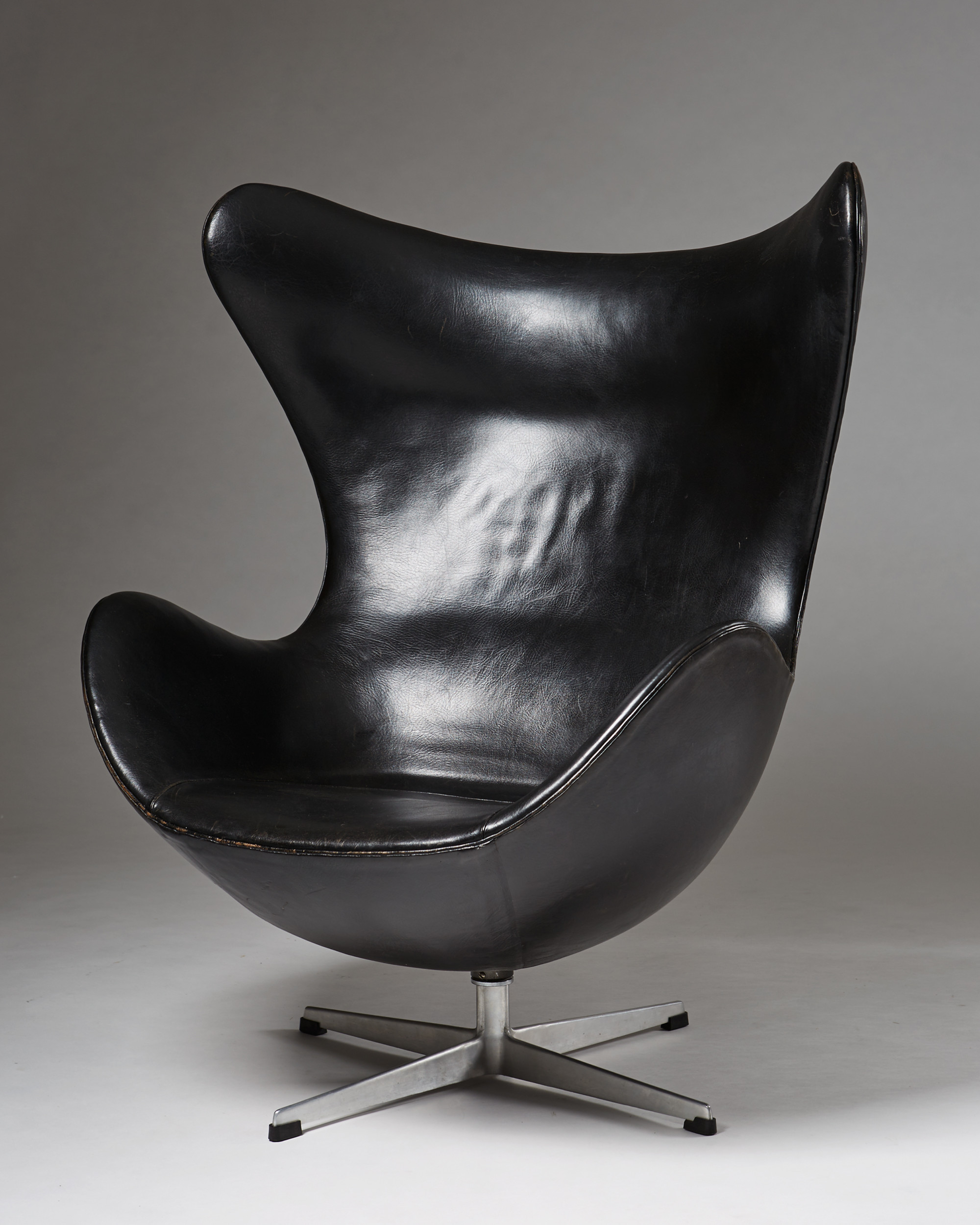 Armchair 'Egg chair' designed by Arne Jacobsen for Fritz Hansen — Modernity