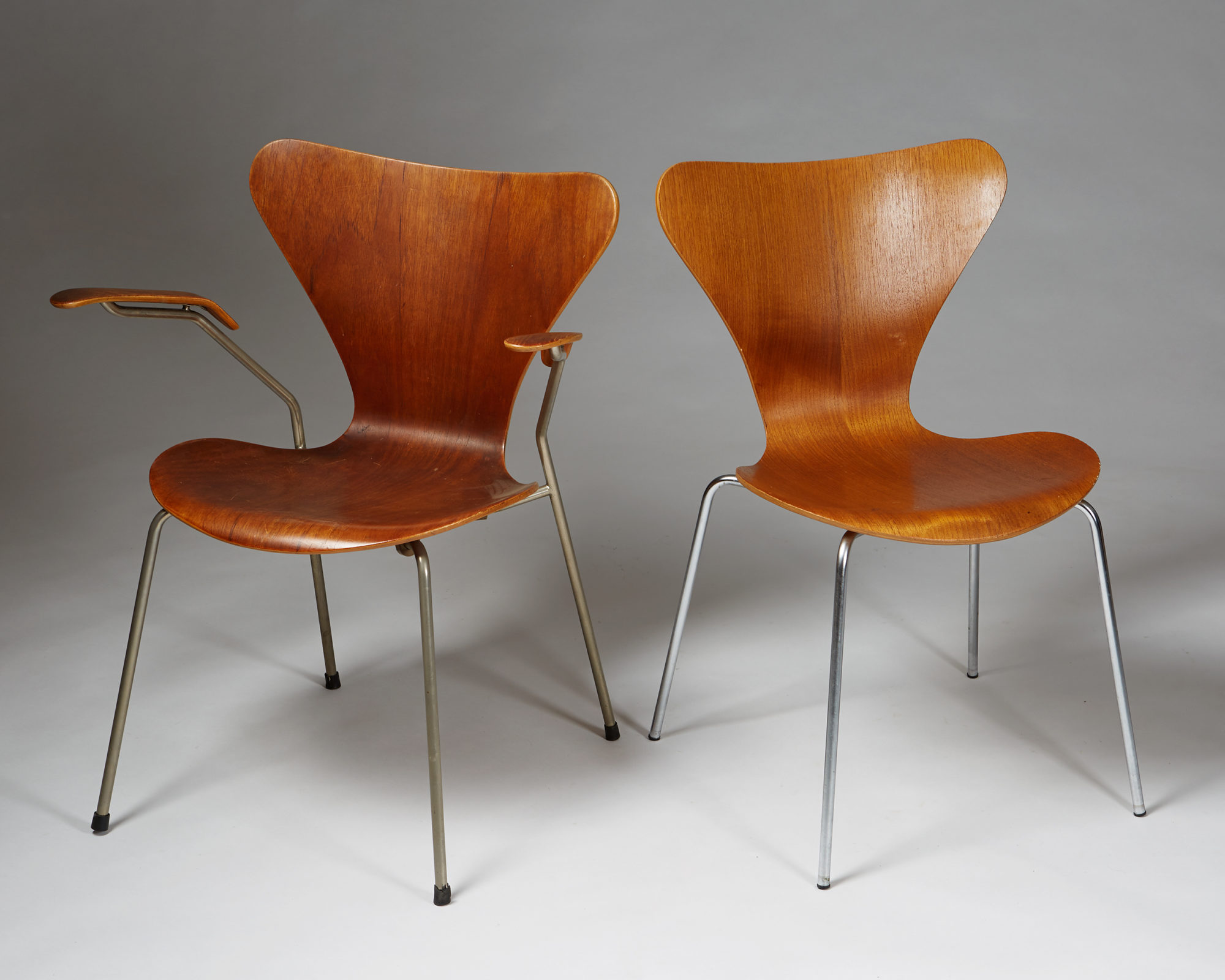 Chairs series Seven designed by Arne Jacobsen for Fritz Henningsen ...