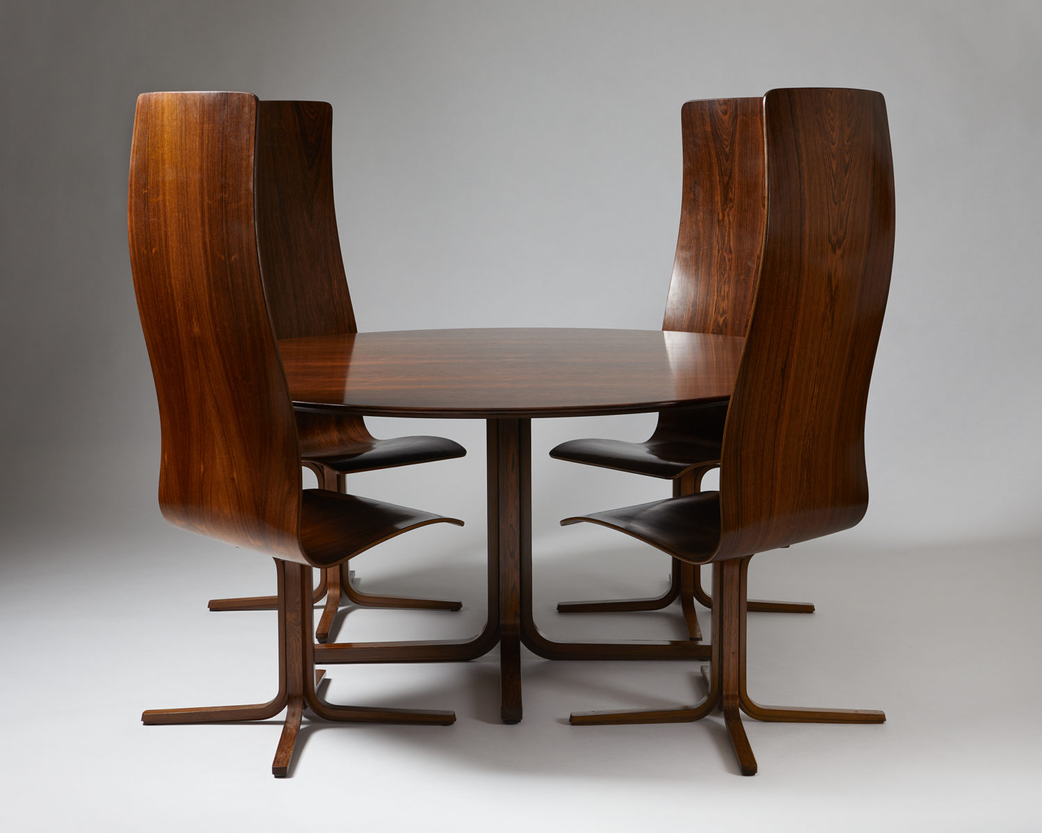 Dining set Oxford designed by Arne Jacobsen. Modernity